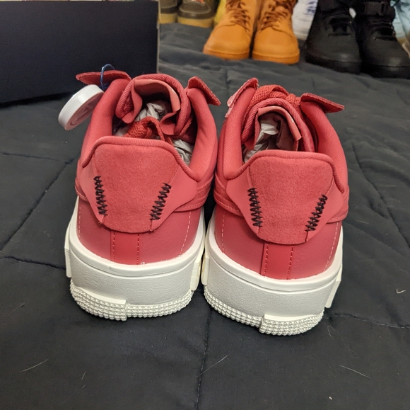 .. today only New Pink Nike fontankas..brand new with the box , authentic , - Picture 3 of 4